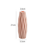 vase moderne plastique rose blanc motifs ondulés décoration florale artificielle table minimaliste