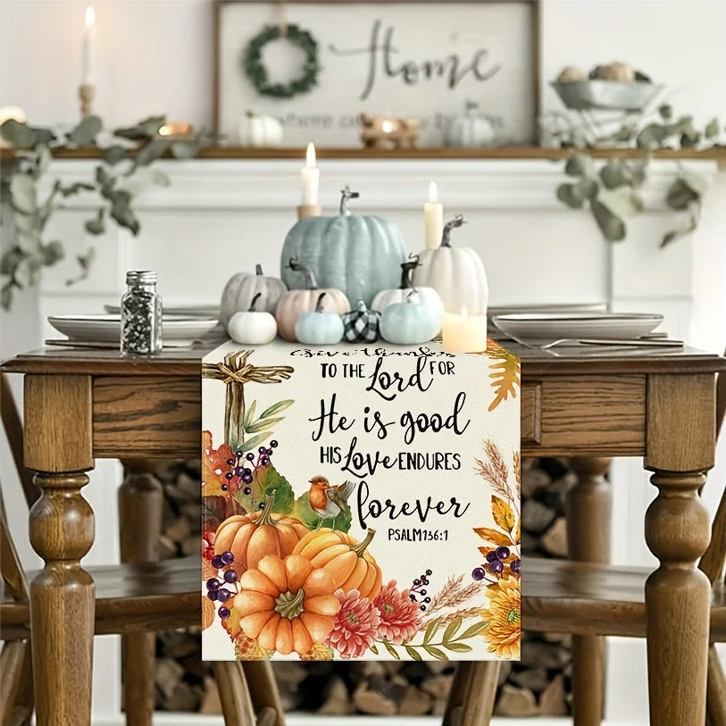 Cette image présente une belle table de salle à manger décorée pour l'automne, avec des citrouilles, des bougies et une pancarte en bois avec un texte religieux.
