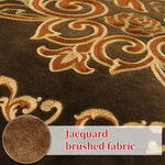 Motifs ornementaux complexes et riches en couleurs sur un tissu brossé de style jacquard.