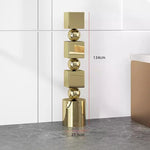 colonne decorative moderne argentee brillante grande dimension salle minimaliste deco intérieure