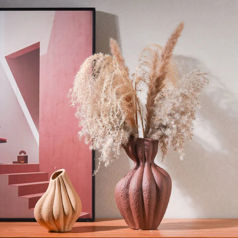 vases céramique texturé moderne minimaliste fougères séchées décoration intérieure arrondis lignes verticales blanches brunes