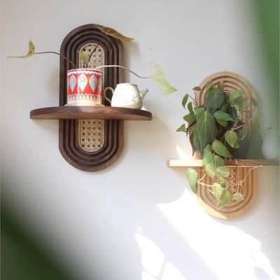 Étagère murale en bambou couleur marine avec plante verte