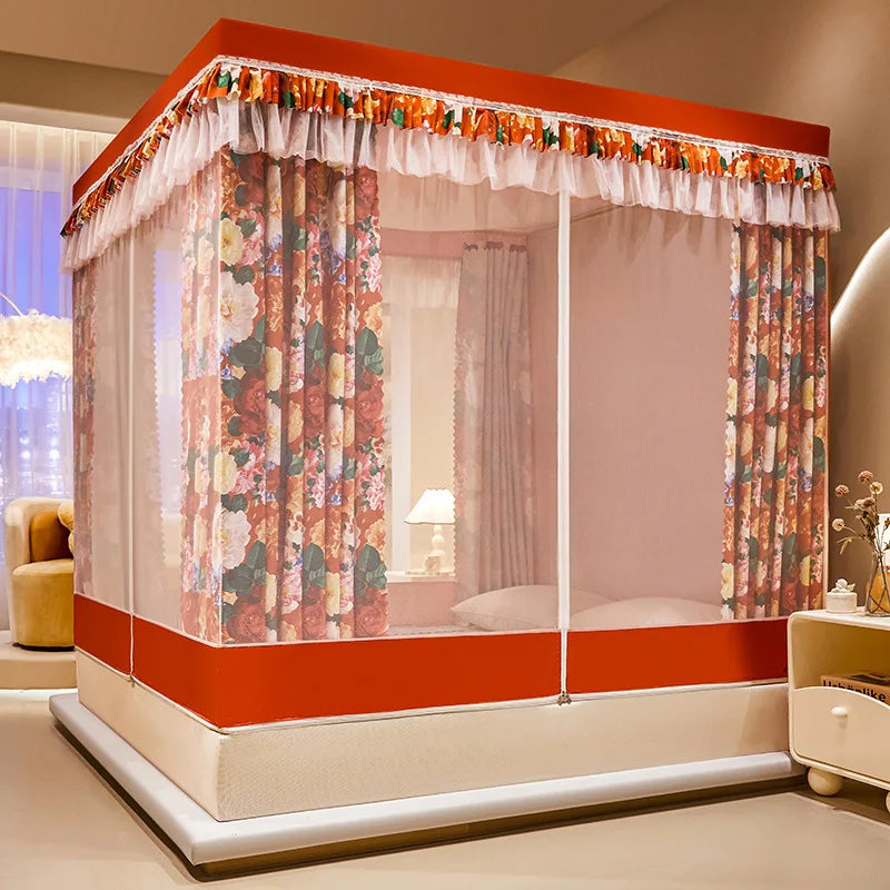 Un lit double rembourré avec un cadre en bois et un baldaquin orné de rideaux fleuris, créant un espace intime et accueillant dans la chambre.