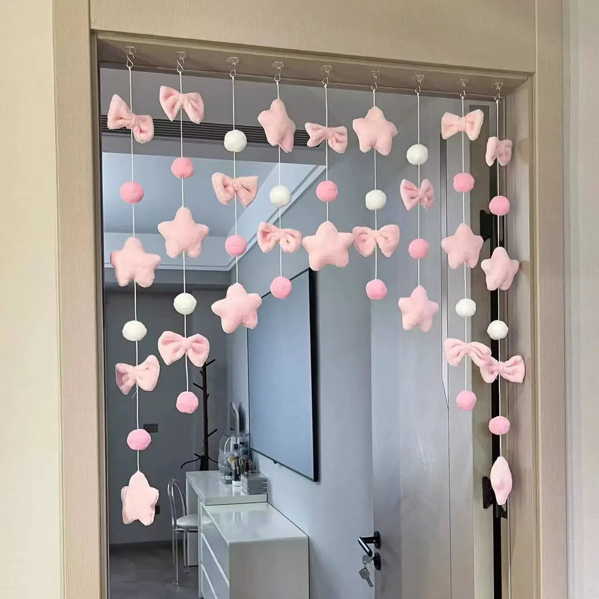 guirlande décorative intérieure douce enfantine étoiles nœuds papillon boules rose blanche