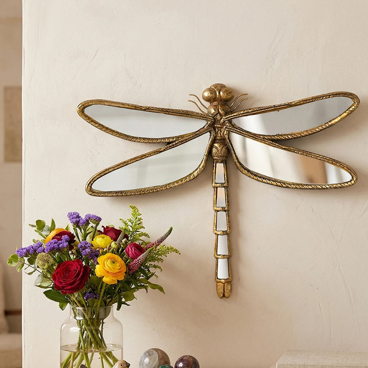 miroir forme libellule doré détails métalliques artisanal vintage réaliste chambre salon