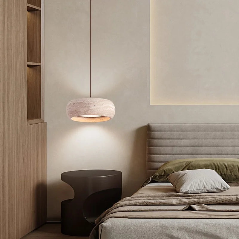 Lampe suspendue moderne minimaliste pierre marbrée beige brun clair texture naturelle opaques chambre restaurant