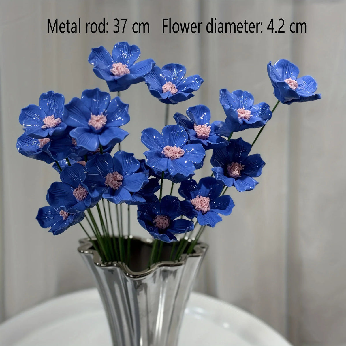 décoration intérieure moderne bouquet fleurs artificielles bleu vert blanc centre jaune occasion fête mariage