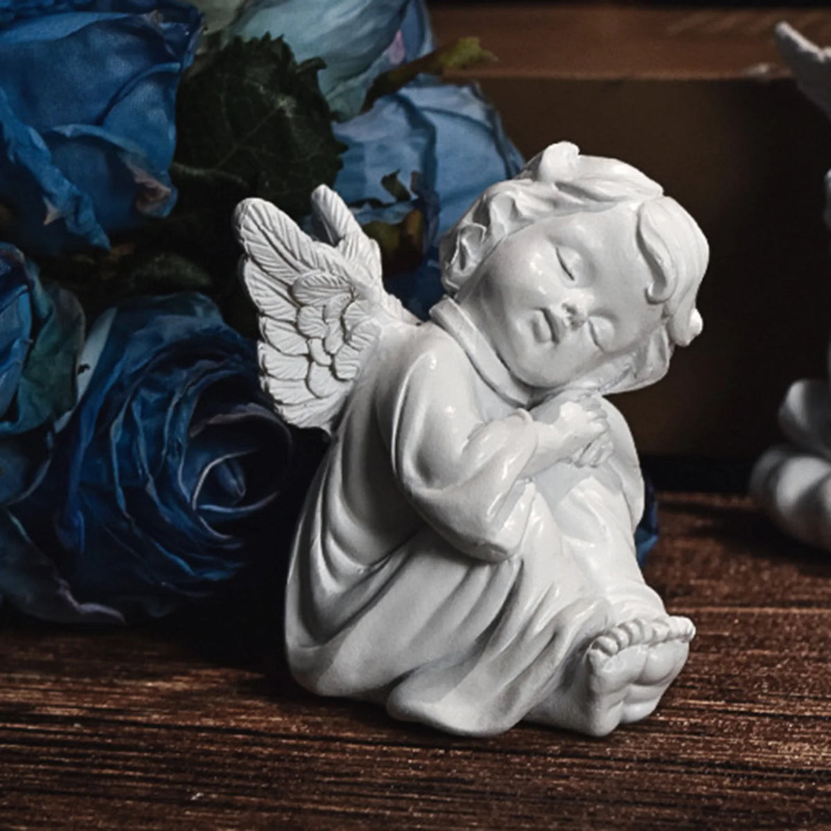 statue ange enfant triste sculpture résine détaillée plumes livres dorés fleurs bleues vintage