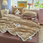 litre couverture fleurs romantique gris rouge blanc dentelle bordure chambre fille