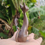 statue artisanale chat bois marron clair texture naturelle décoration maison erotique artisanat