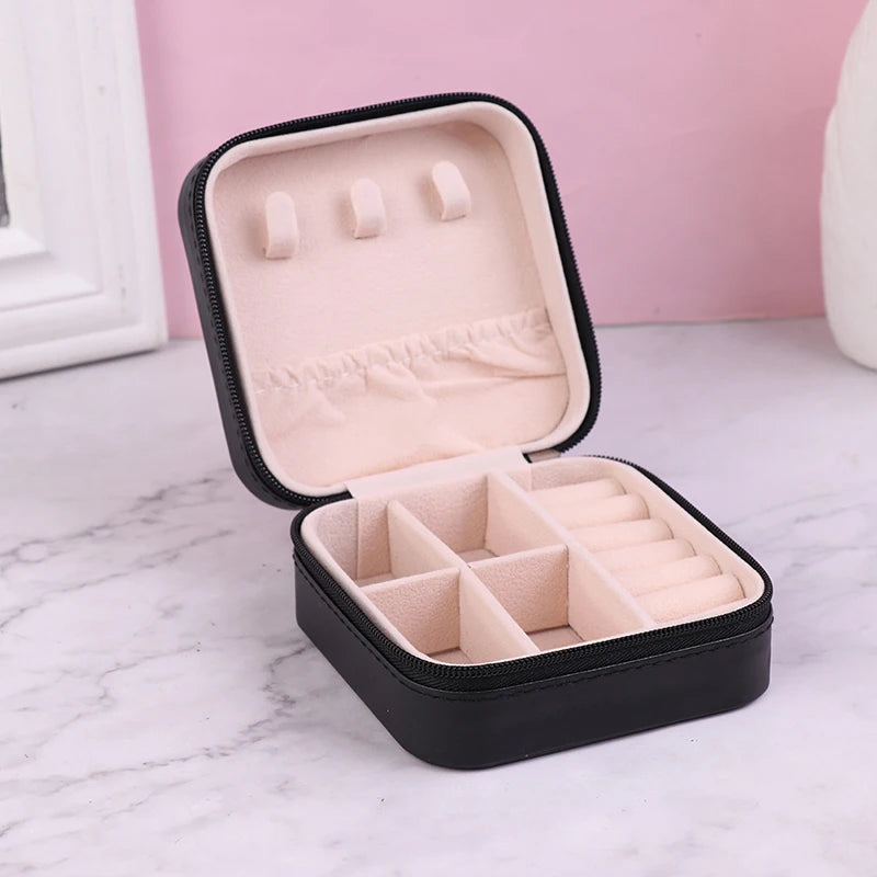 boîte bijoux velours beige rose noir moderne fermeture glissière rangement colliers boucles oreilles exposé