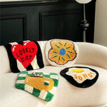 coussins décoratifs brodés pelucheux modernes rouges noirs blancs jolis intérieur automne hiver