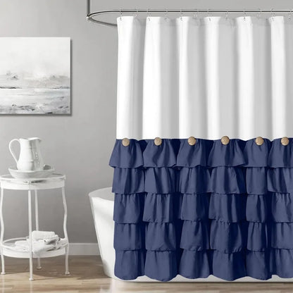 Image d'un rideau de douche élégamment conçu en tissu haut de gamme, dominant la salle de bains bien aménagée. Le rideau, affichant un mélange de couleurs vives, est suspendu à une tringle de douche robuste. En toile de fond, on peut apercevoir des accessoires de plomberie modernes et une fenêtre habillée d'un traitement de fenêtre chic. Un ajout notable à l'ensemble est une plante d'intérieur luxuriante, ajoutant une touche de verdure à l'ensemble du design intérieur de la salle de bains.
