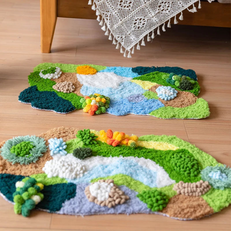 Tapis décoratif en fibre naturelle représentant un paysage coloré avec des fleurs, des rochers et des cours d'eau stylisés.