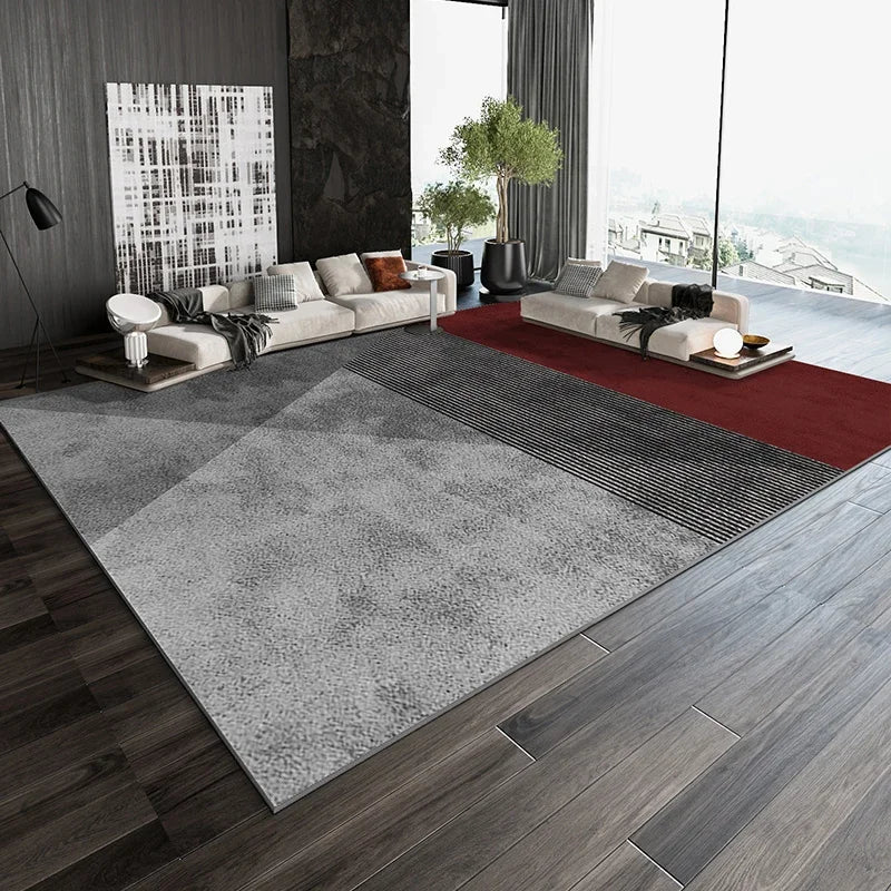 Un salon moderne avec des meubles confortables, un tapis rouge et des fenêtres offrant une vue panoramique sur le paysage extérieur.