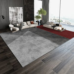 Un salon moderne avec des meubles confortables, un tapis rouge et des fenêtres offrant une vue panoramique sur le paysage extérieur.