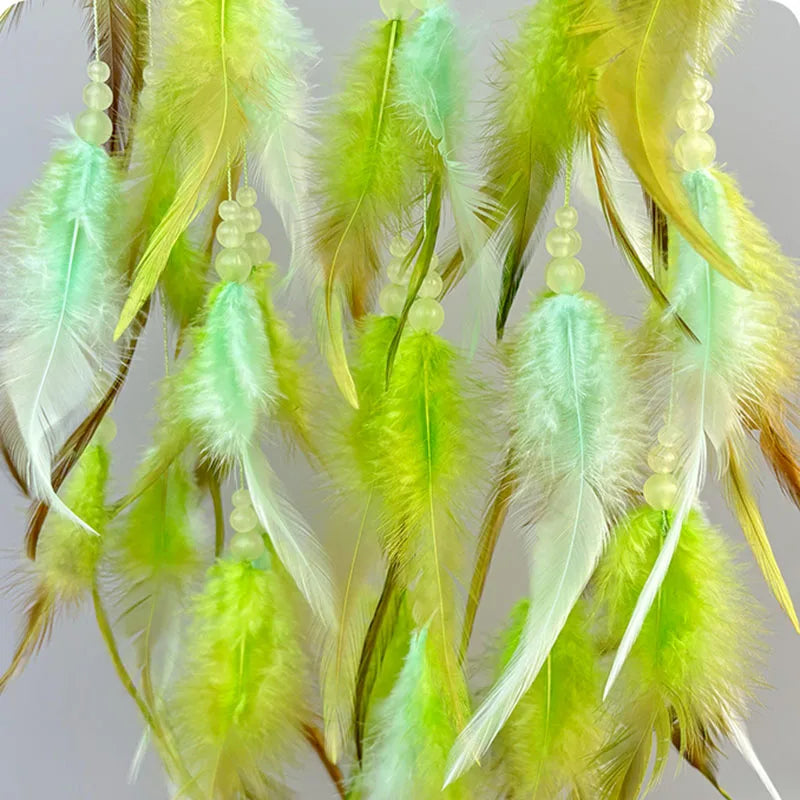 Une vive explosion de couleurs vertes et jaunes dans un ensemble de plumes délicates.