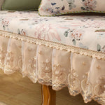 Splendide couverture de lit matelassée décorée de délicates fleurs roses et d'une bordure brodée de motifs élégants.