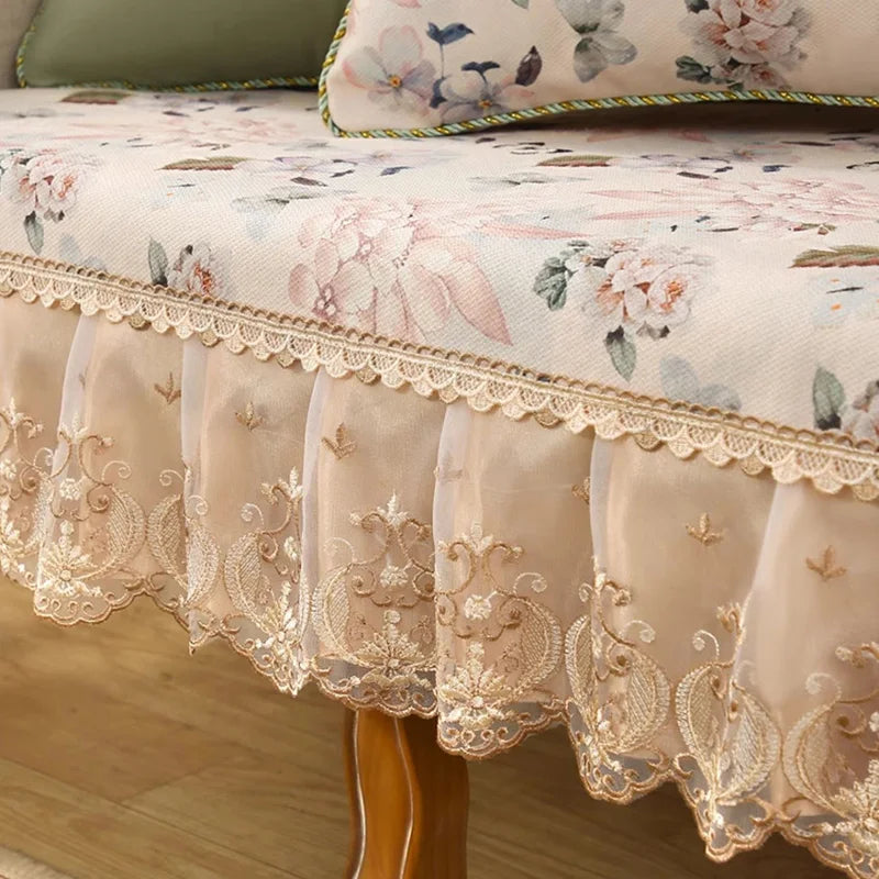 Splendide couverture de lit matelassée décorée de délicates fleurs roses et d'une bordure brodée de motifs élégants.