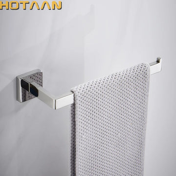 porte serviettes mural chrome serviette texturée moderne fixations murales inoxydables salle bains