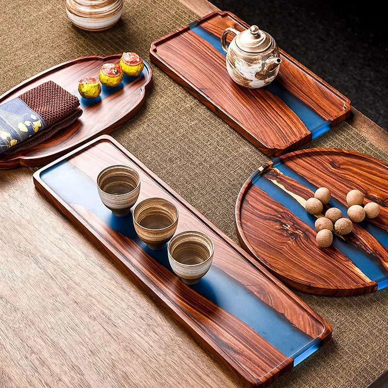 Plateau à thé en bois et résine époxy rétro couleur prune sur table basse
