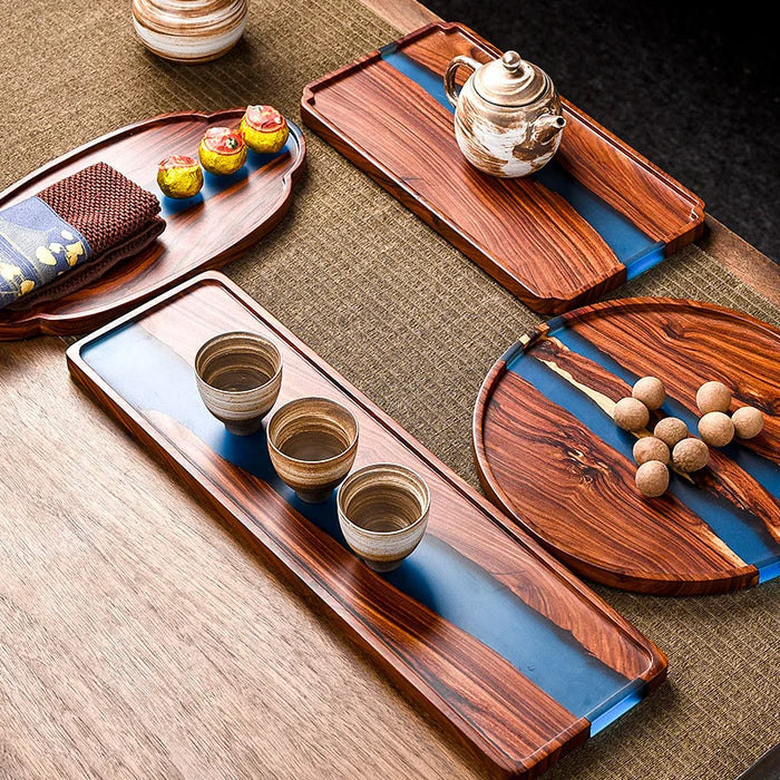 Plateau à thé en bois et résine époxy rétro couleur prune sur table basse