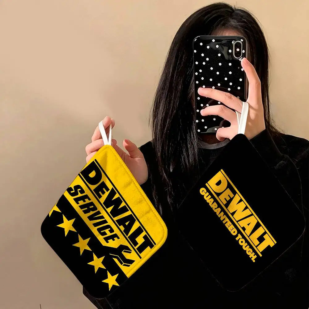 serviette cuisine jaune noir logo dewalt étoiles dorées séchage rapide pratique moderne