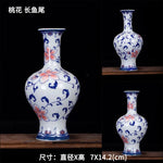 Vase en porcelaine blanc et bleu décoré de motifs floraux stylisés.
