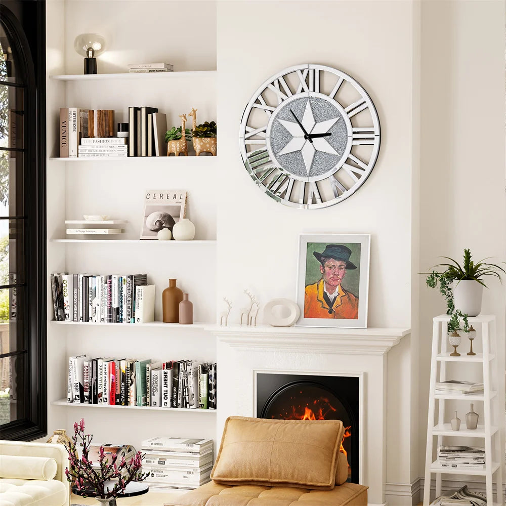 Cette image montre un intérieur confortable et élégant avec des étagères remplies de livres, une horloge murale décorative et un fauteuil jaune devant une cheminée allumée.