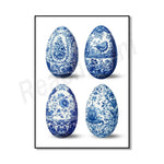 Des œufs de Pâques en porcelaine bleue et blanche, ornés de motifs floraux et d'oiseaux.