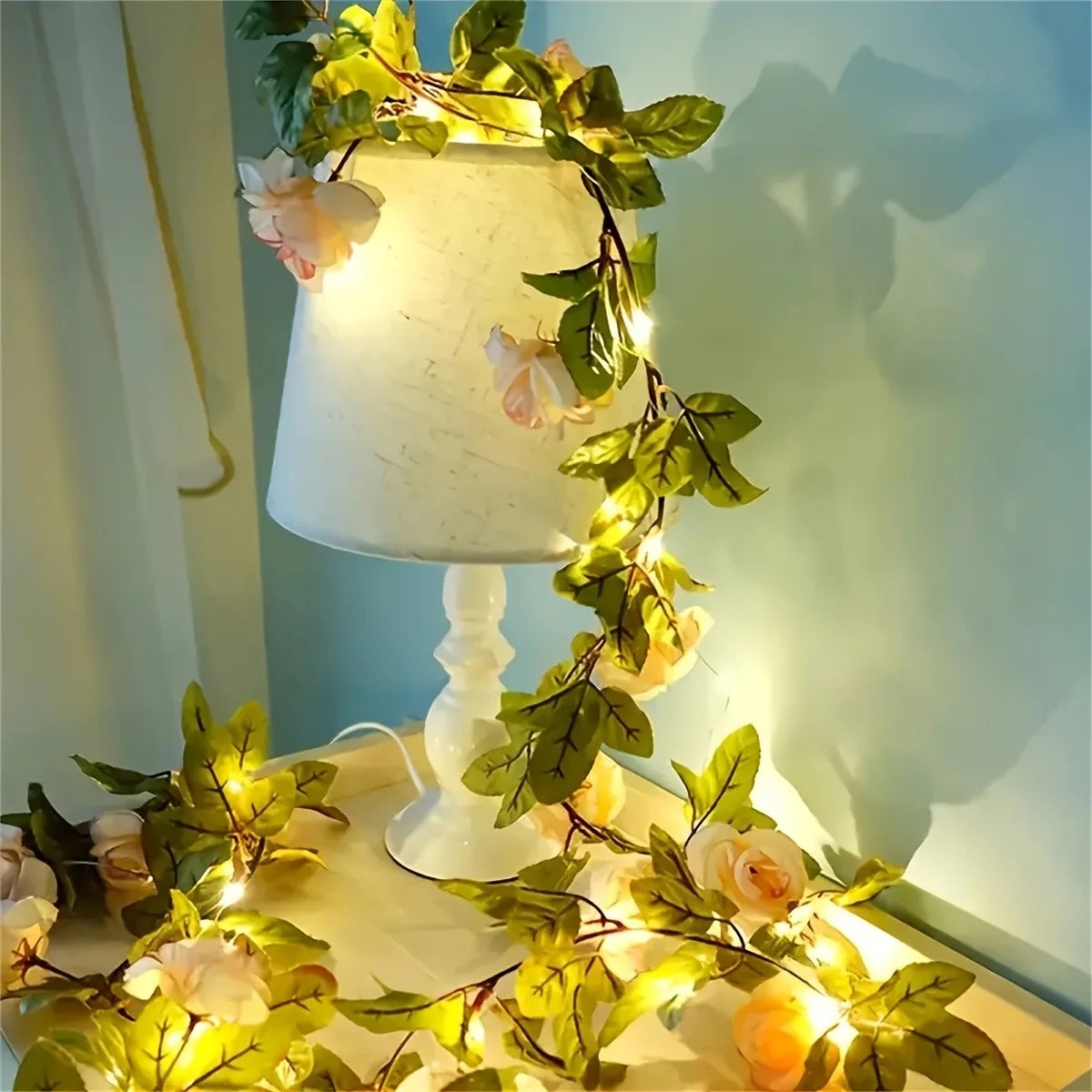 décoration intérieure guirlande lumineuse fleurs roses feuillage vert mariage romantique festive polyester led piles