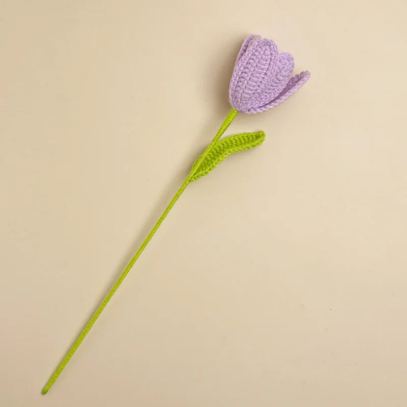 bouquet fleurs artificielles tricotées violettes blanches vertes artisanal crocheté intérieur décoration maison