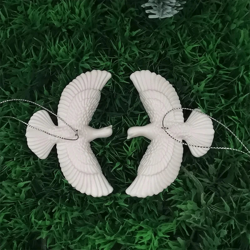 ornement oiseau céramique blanc plumes détaillées réaliste chaîne métallique suspension décoration intérieure erotique couple