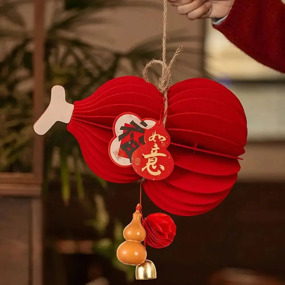 lanterne traditionnelle rouge papier plié relief cloches dorées pompons étiquettes chinoises décoration festive anniversaire