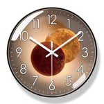 horloge murale moderne cadre doré motif planètes luxe silencieuse décoration salon intérieur gris