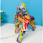 Sculpture de gorille vert clair dans un salon avec décoration contemporaine