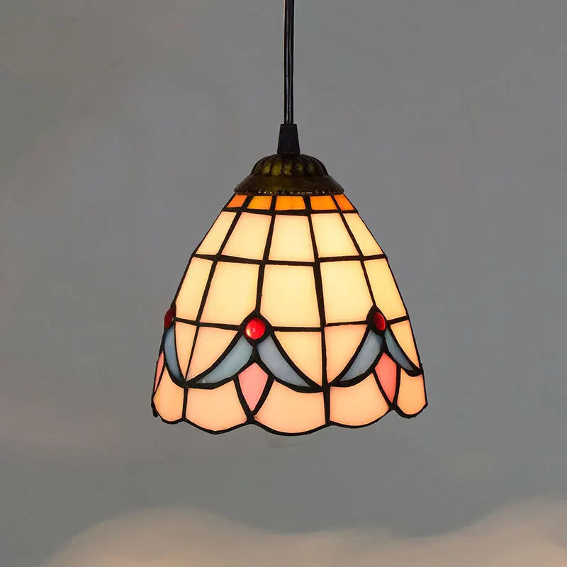 lampe suspendue tiffany multicolore motifs floraux stained glass couloir restaurant étude balcon