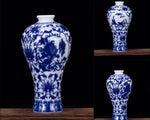 Vase en porcelaine bleue et blanche avec un motif floral élégant et détaillé, présentant un design raffiné et traditionnel.