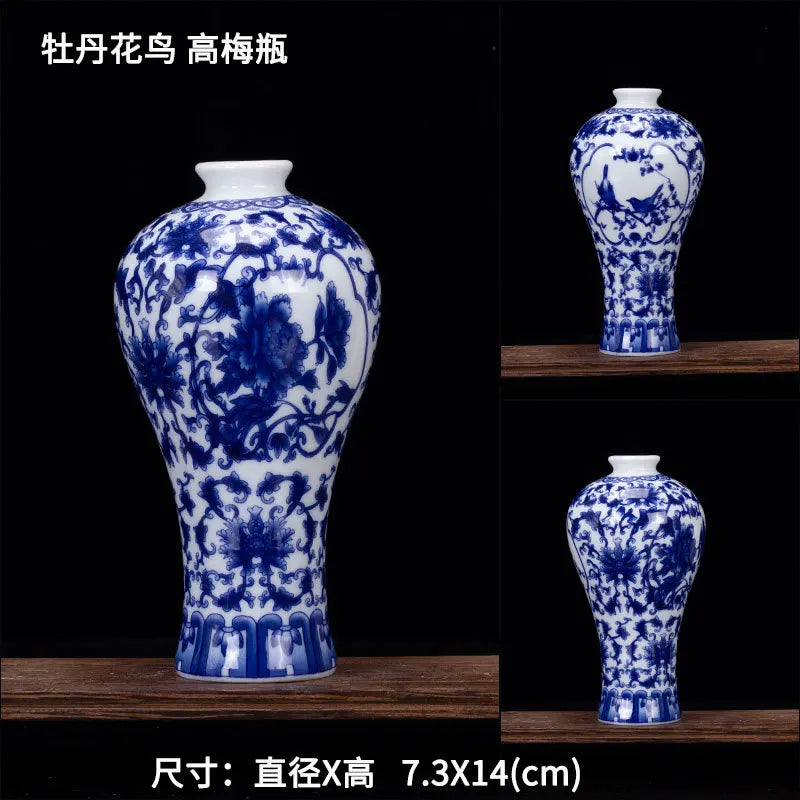 Vase en porcelaine bleue et blanche avec un motif floral élégant et détaillé, présentant un design raffiné et traditionnel.