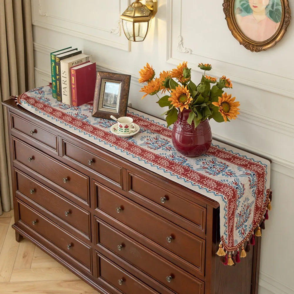 chemin table broderie traditionnelle motifs floraux beige marron rouge bleu vert classique ethnique tassel