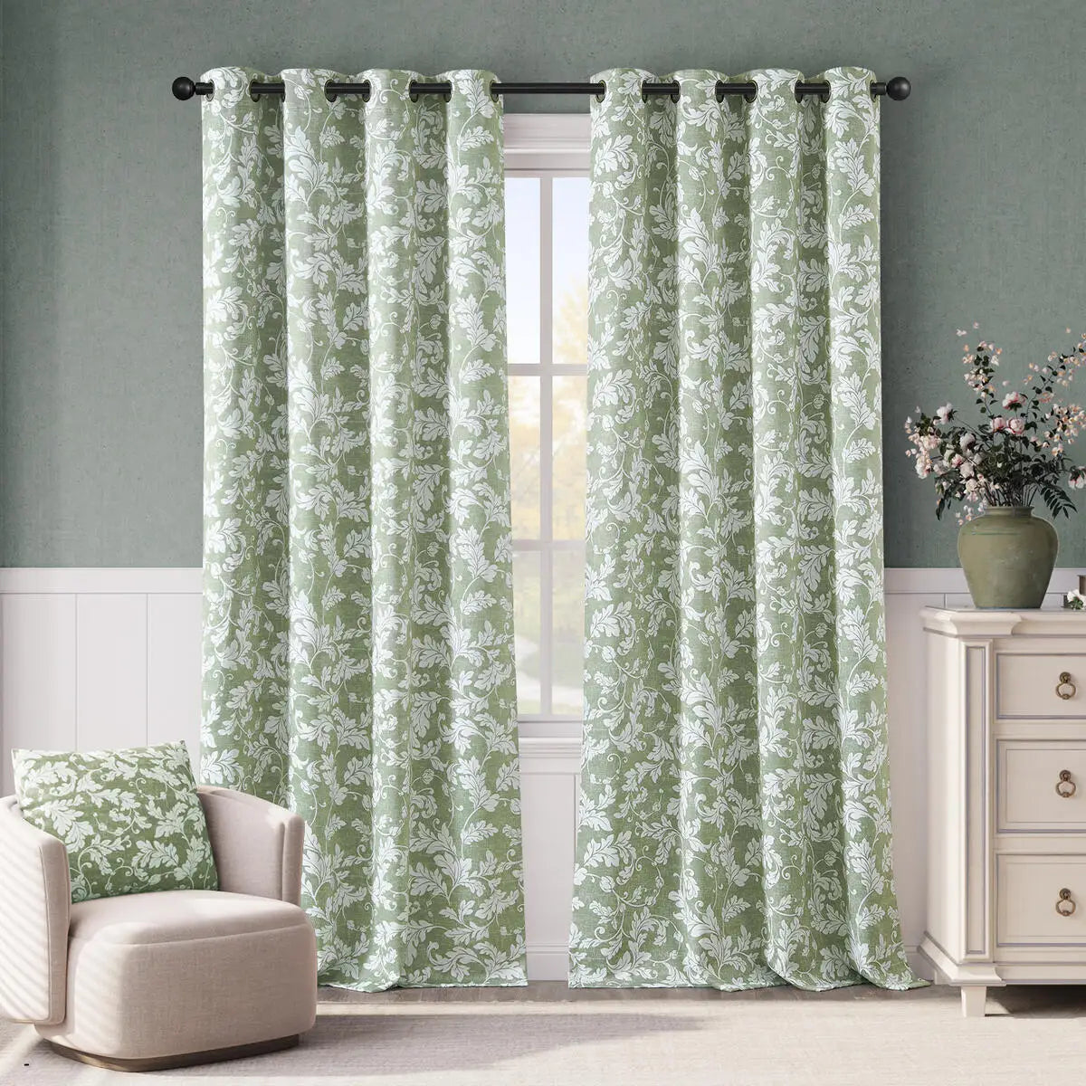 Rideaux verts à motifs floraux pour salon, offrant une touche élégante et délicate. Idéaux pour apporter luminosité et charme à votre intérieur. Assortis avec un coussin décoratif coordonné, parfaits pour un décor harmonieux. Accessoires de décoration raffinés, ajoutant une touche de sophistication à votre espace de vie.