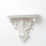 étagère murale décorative sculptée blanc noir bougies cristaux livres vases motifs ornementaux fixations murales