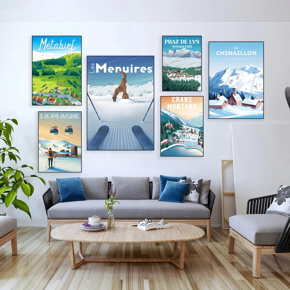 Cette image présente une série d'affiches de destination de montagne et de paysages d'hiver, créant une ambiance chaleureuse et inspirante dans un salon moderne et minimaliste.
