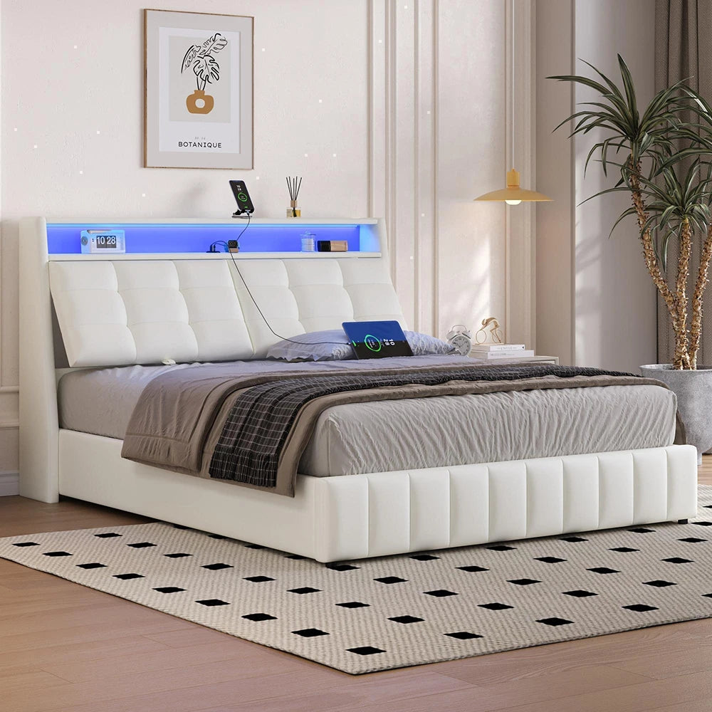 Lit assemblé dans un intérieur minimaliste avec décoration neutre