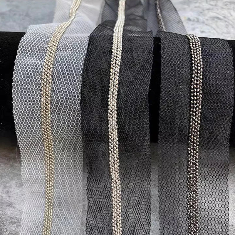 ruban dentelle polyester gris noir maille hexagonale bordure dorée adhésif couture moderne decoration textile