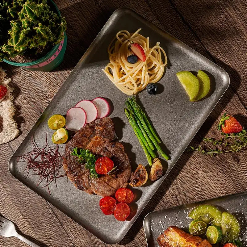 assiettes modernes gris métallisé mat opaques set repas fourchette couteau fruits légumes