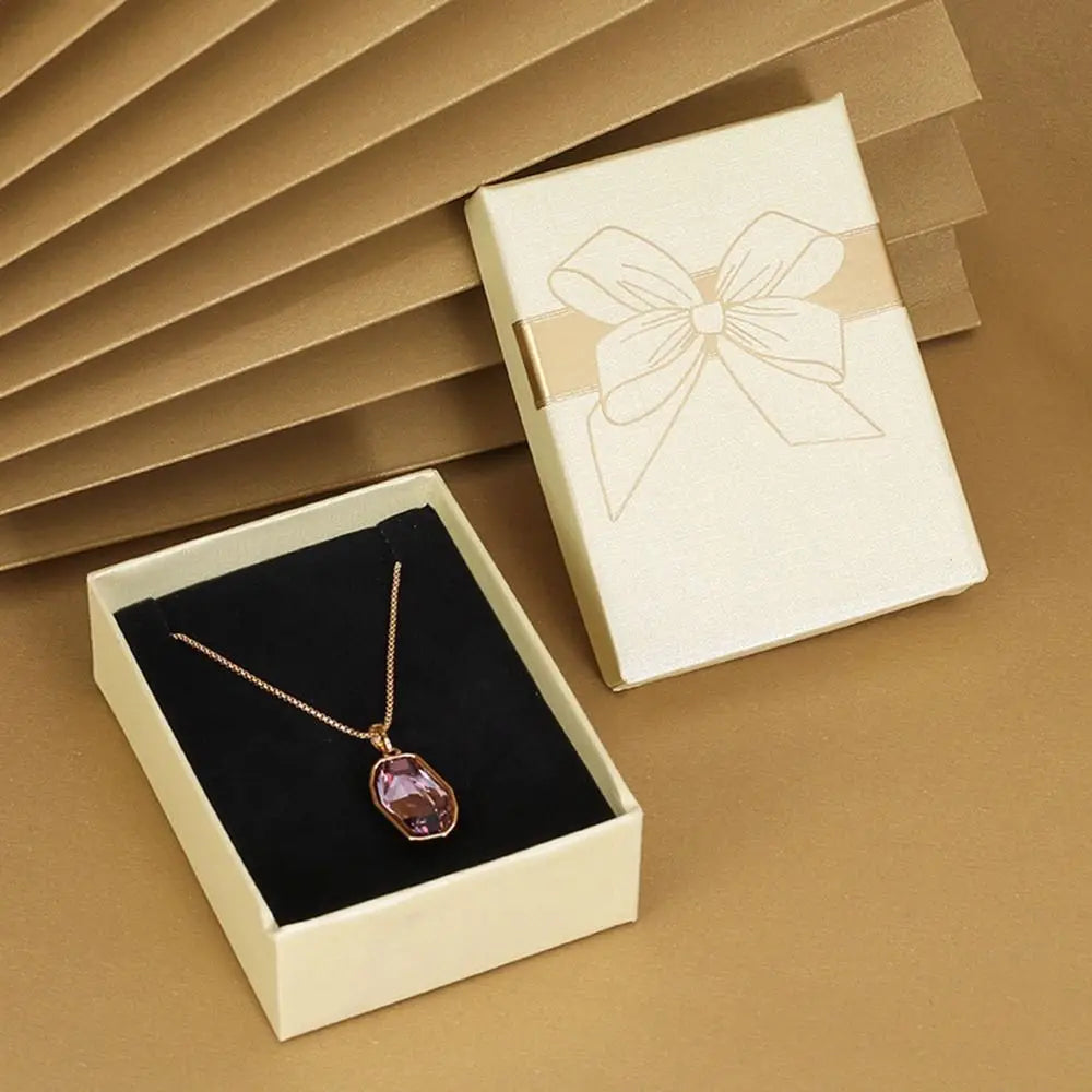 boîte rangement bijoux or rouge argent noir brillants rubis classique élégant pendentifs fermeture éclair
