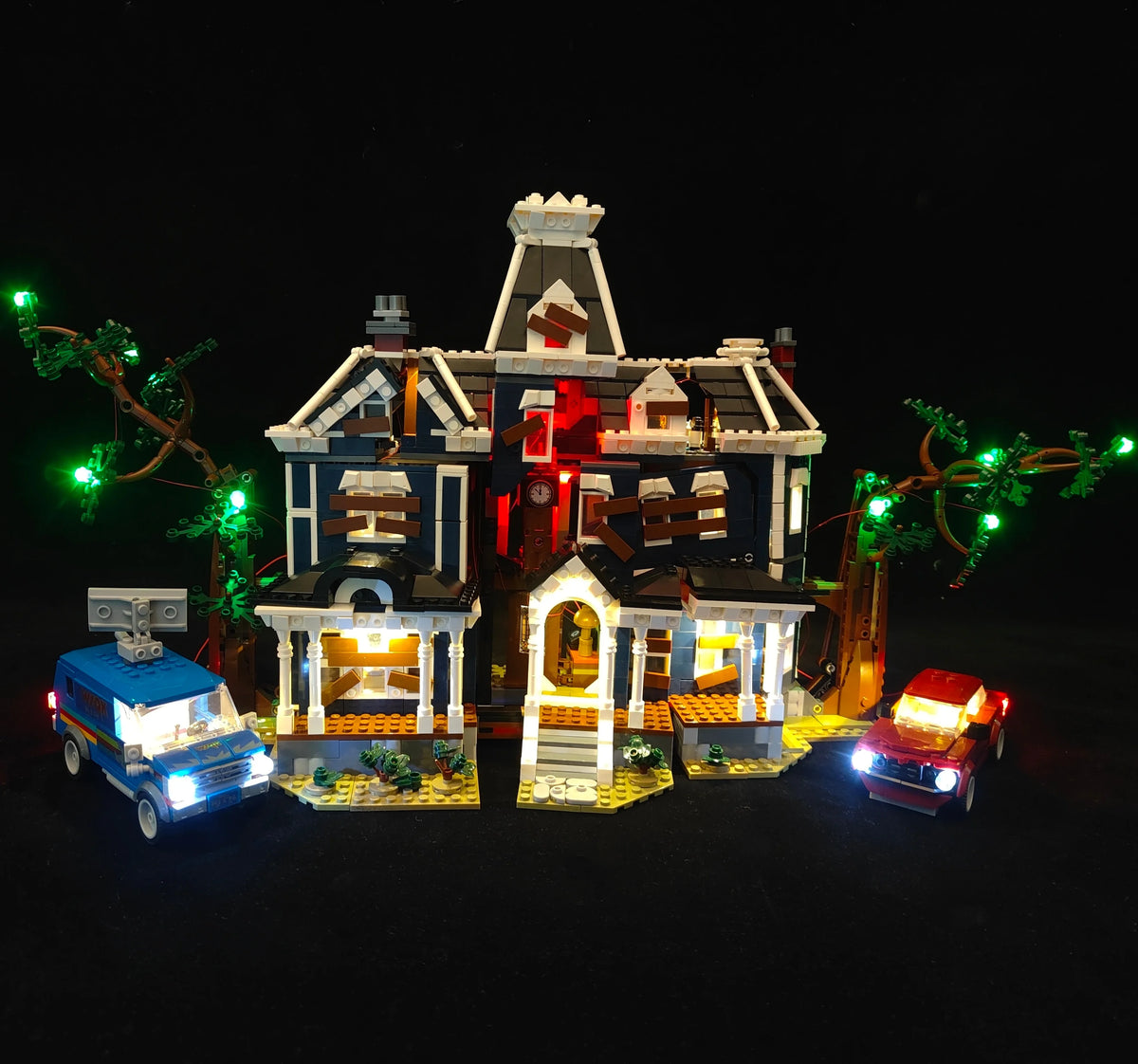 maison lego bleu blanc rouge détails architecture voiture arbre intérieur lumière led fantaisie sciencefiction