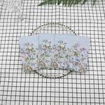 Détail du motif papillon sur serviette en papier