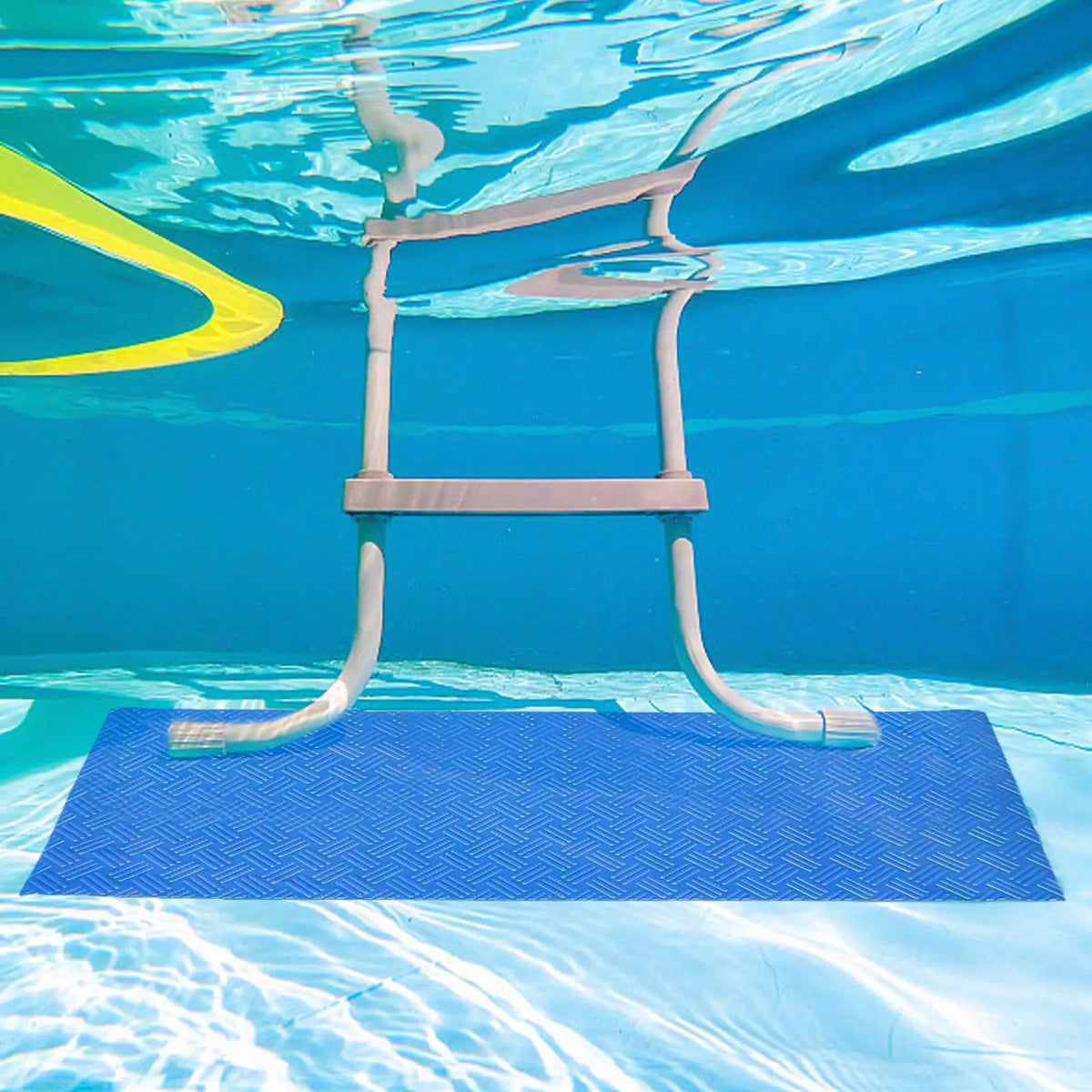 tapis antidérapant bleu piscine surface texturée losanges imperméable extérieur sécurité maison cuisine salle bain